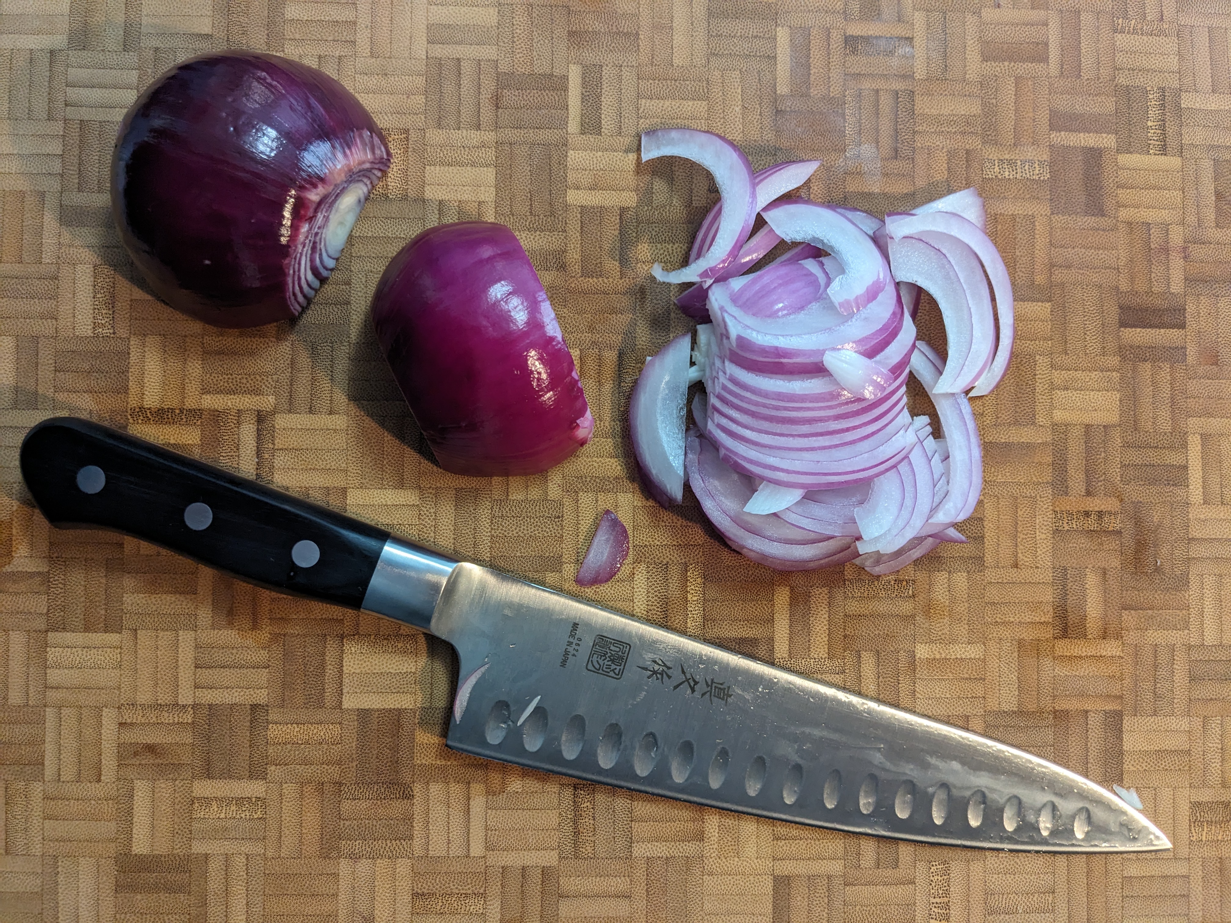 Oignons rouges entiers et émincés