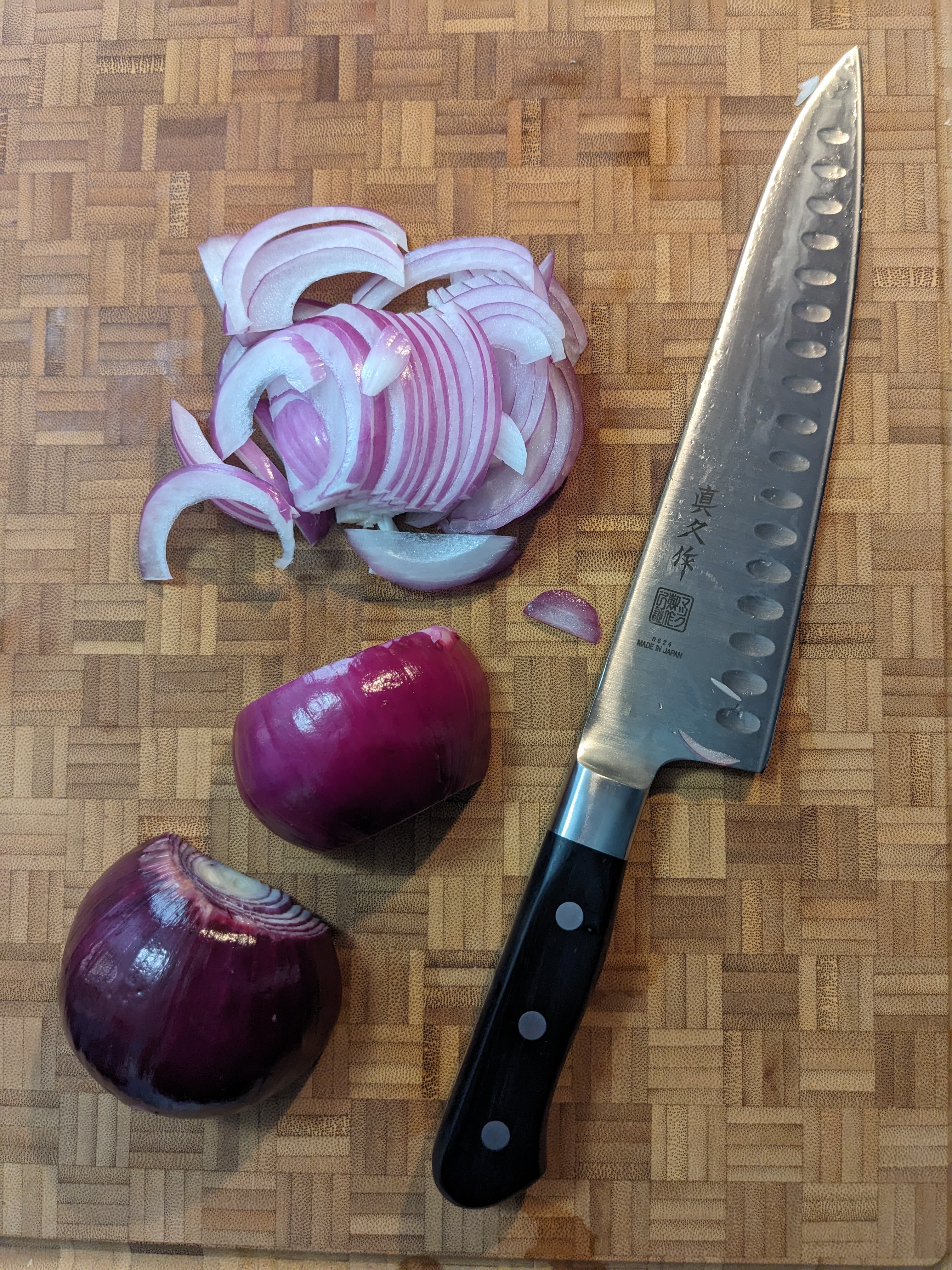 Oignons rouges émincés avec un couteau