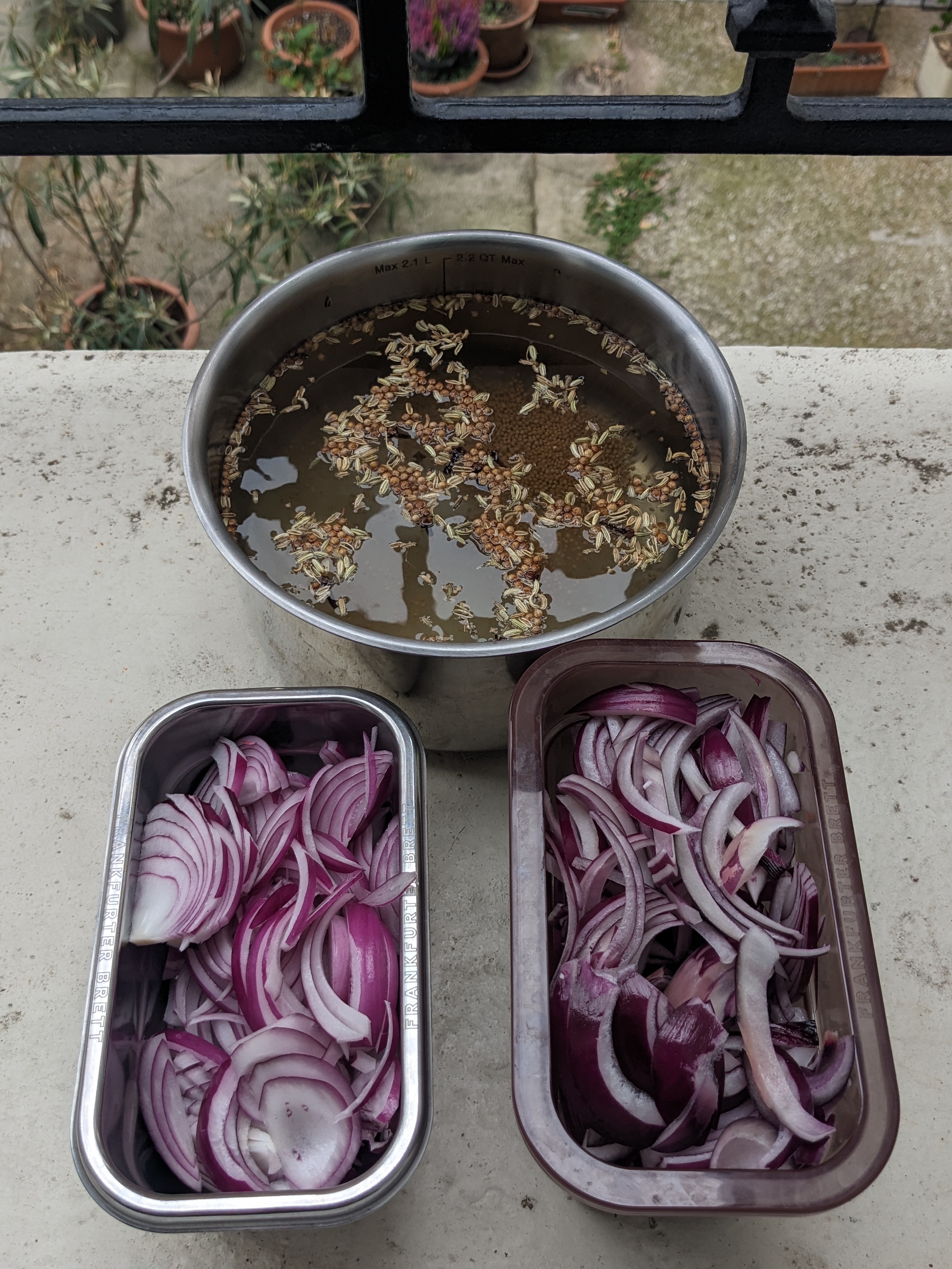 Oignons et marinade épicée dans des récipients